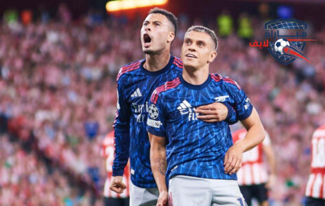 لاعبو أرسنال ونوتنغهام فورست يتنافسون على الكرة في الملعب