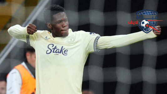 لاعبو إيفرتون يحتفلون بهدف ضد أستون فيلا في الدوري الإنجليزي الممتاز