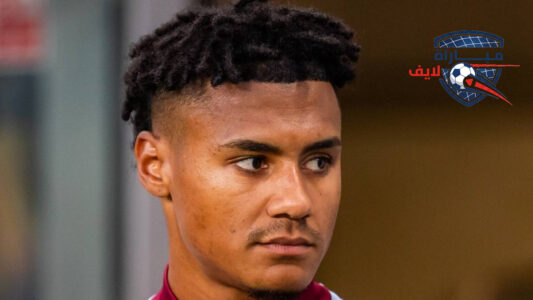 لاعبو أستون فيلا يحتفلون بهدف في الدوري الأوروبي