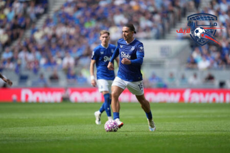 لاعبو أستون فيلا يحتفلون بهدف ضد إيفرتون