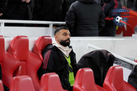 محمد صلاح يرتدي قميص ليفربول