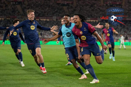لاعبو برشلونة يحتفلون بهدف في مباراة بكأس الملك
