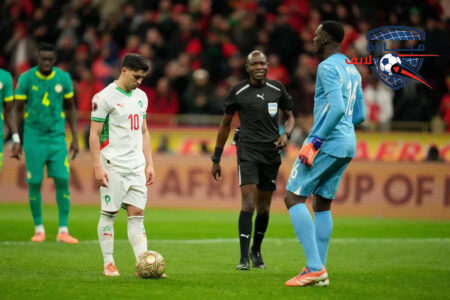 حارس مرمى السنغال إدوار ميندي يتصدى لركلة جزاء نفذها براهيم دياز