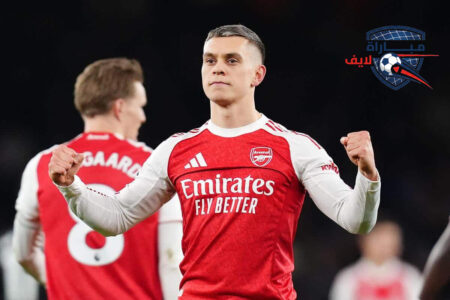 لاعبو تشيلسي وأرسنال في الملعب قبل مباراة كأس الرابطة الإنجليزية