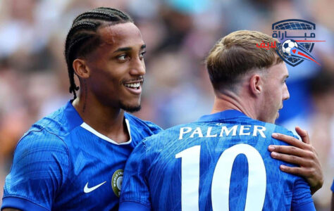 لاعبو تشيلسي وبرينتفورد يتنافسون على الكرة في مباراة بالدوري الإنجليزي الممتاز