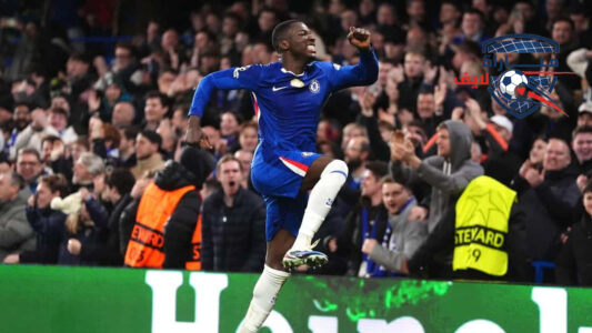 لاعب تشيلسي مويسيس كايسيدو يحتفل بتسجيل هدف الفوز ضد بافوس في دوري أبطال أوروبا