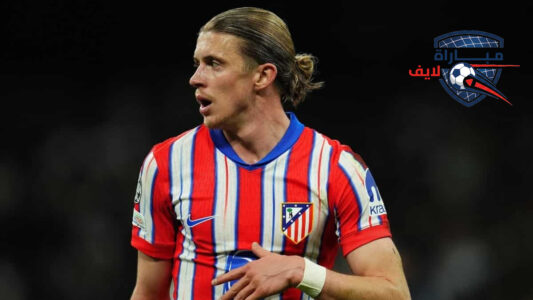 لاعب كرة القدم كونور غالاغر يرتدي قميص توتنهام الجديد