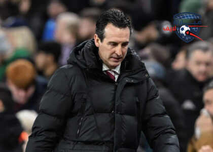 يوناي إيمري يتحدث مع يوري تيمونز على أرض الملعب