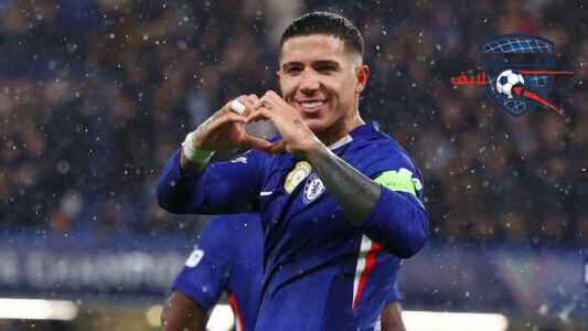 لاعب تشيلسي إنزو فرنانديز يركض بالكرة في الملعب