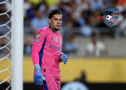 لاعبو فنربخشة وأستون فيلا يتنافسون على الكرة في مباراة بالدوري الأوروبي