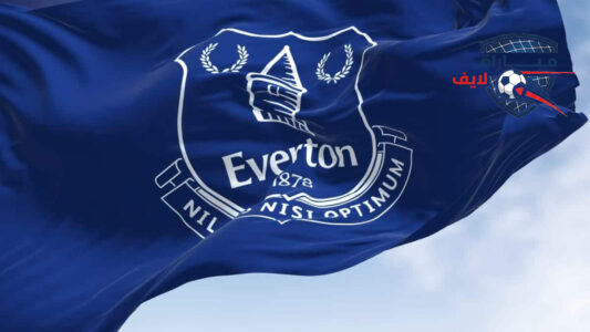 لاعب خط وسط إيفرتون جيمس غارنر يحتفل بتسجيل هدف