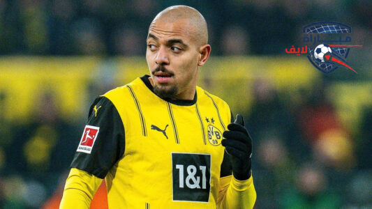 صورة للاعب كرة القدم دونيل مالين يرتدي قميص روما