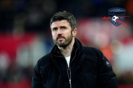 مايكل كاريك مدرب مانشستر يونايتد يتحدث إلى لاعبيه