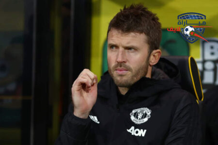 لاعبو مانشستر يونايتد ومانشستر سيتي يتنافسون على الكرة في الملعب