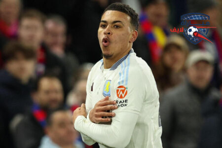 لاعب كرة القدم مورجان روجرز يرتدي قميص أستون فيلا ويحتفل بهدف