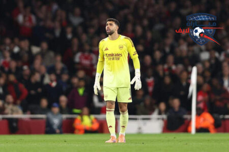 لاعبو نوتنغهام فورست وأرسنال يتنافسون على الكرة في مباراة انتهت بالتعادل السلبي