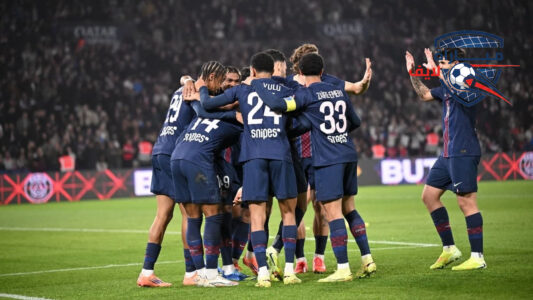 لاعب باريس سان جيرمان برادلي باركولا يحتفل بتسجيل هدف الفوز ضد أوكسير