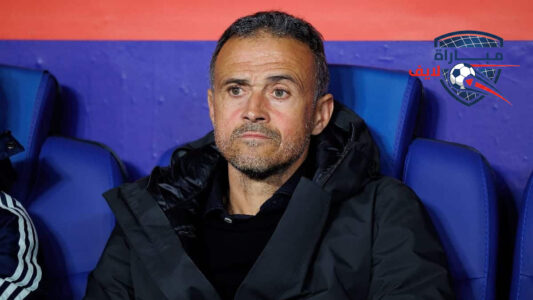 لاعبو باريس سان جيرمان وليفربول في الملعب