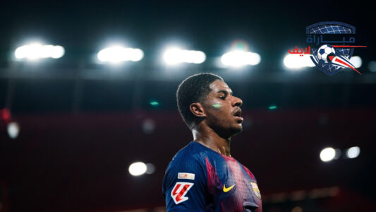 لاعبو برشلونة وسباق سانتاندر يتنافسون على الكرة في مباراة بكأس الملك