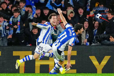 لاعبو ريال سوسيداد يحتفلون بهدف ضد برشلونة في الدوري الإسباني