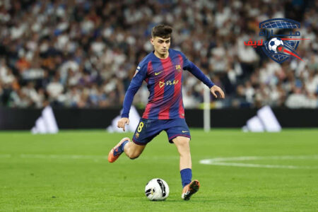 لاعبو سلافيا براغ وبرشلونة يتنافسون على الكرة في الملعب