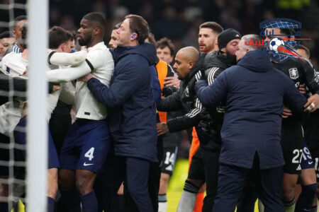 لاعبو توتنهام وأستون فيلا في اشتباك خلال مباراة كأس الاتحاد الإنجليزي