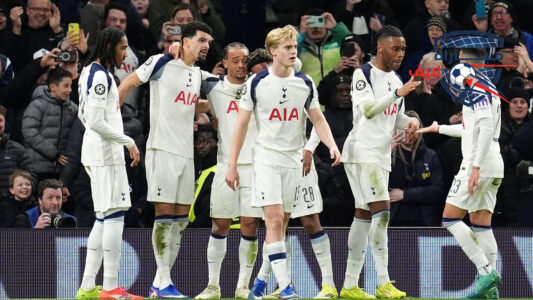 لاعبو توتنهام يحتفلون بتسجيل هدف ضد بوروسيا دورتموند في دوري أبطال أوروبا