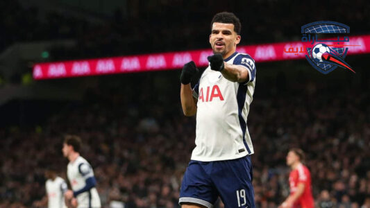 لاعب توتنهام دومينيك سولانكي يحتفل بتسجيل هدف ضد بوروسيا دورتموند في دوري أبطال أوروبا
