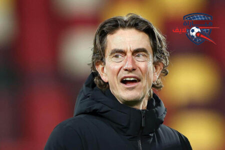 لاعبو توتنهام وبوروسيا دورتموند يتنافسون على الكرة في الملعب