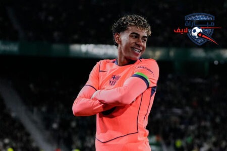 لاعبو برشلونة يحتفلون بهدف في مباراة ضد إلتشي