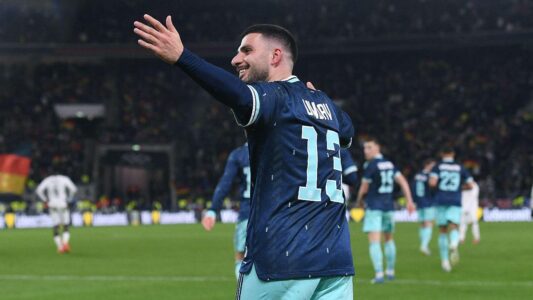 لاعبو منتخب ألمانيا يحتفلون بهدف الفوز على غانا