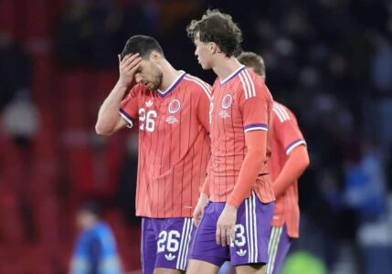 لاعبو اليابان يحتفلون بهدف الفوز على اسكتلندا في هجدن بارك