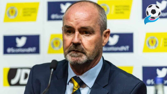 مدرب اسكتلندا ستيف كلارك يتحدث خلال مؤتمر صحفي