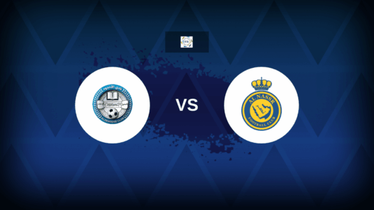 لاعبو فريقي الأخضر والنصر يتنافسون على الكرة في مباراة بالدوري السعودي