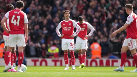 لاعبو بورنموث يحتفلون بتسجيل هدف ضد أرسنال