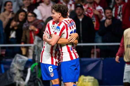 لاعبو أتلتيكو مدريد وأرسنال يتنافسون على الكرة في مباراة دوري أبطال أوروبا