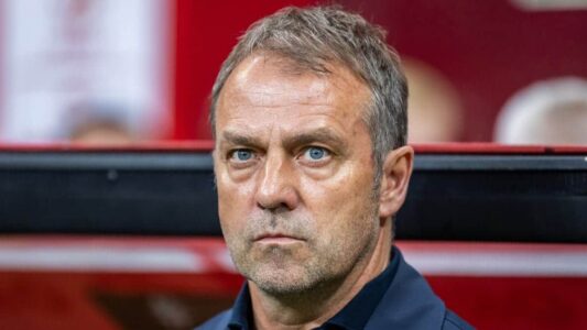 مدرب برشلونة هانزي فليك يعبر عن غضبه من قرارات التحكيم وتقنية VAR