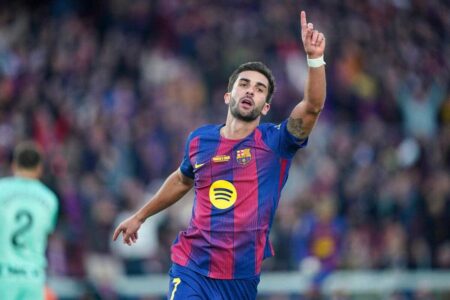 لاعبو برشلونة يحتفلون بهدف ضد إسبانيول