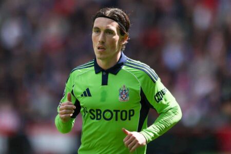 لاعبو برينتفورد وفولهام يتنافسون على الكرة في مباراة انتهت بالتعادل السلبي