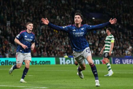 لقطة جماعية للاعبي الفرق المتأهلة لنصف نهائي دوري أبطال أوروبا 2025/26