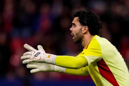 حارس مرمى أرسنال ديفيد رايا يتصدى لتسديدة قوية خلال مباراة في دوري أبطال أوروبا