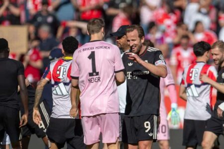 لاعبو بايرن ميونخ يحتفلون بهدف في مباراة مثيرة ضد ماينز