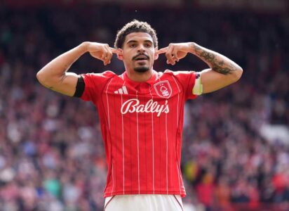 لاعب نوتينغهام فورست مورجان جيبس وايت يحتفل بتسجيل هدف