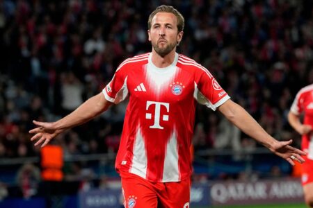 هاري كين يحتفل بهدف لبايرن ميونخ ضد باريس سان جيرمان في دوري أبطال أوروبا