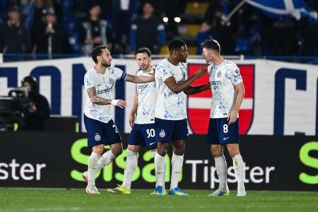 لاعبو إنتر ميلان يحتفلون بتسجيل هدف في مباراة بالدوري الإيطالي