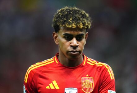 صورة للاعب برشلونة لامين يامال وهو يتلقى العلاج أثناء مباراة