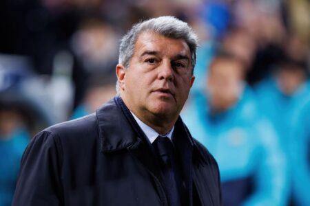 خوان لابورتا رئيس برشلونة يعبر عن غضبه