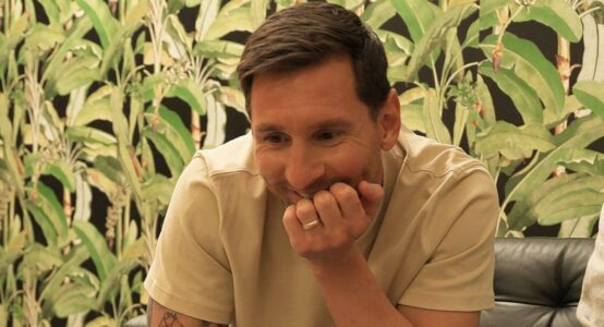 نجوم كرة القدم رونالدو، ميسي، مبابي، وفينيسيوس جونيور يظهرون مع مجسمات ليجو لكأس العالم 2026