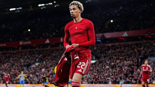 لاعب ليفربول هوجو إيكيتيكي يتعرض للإصابة ويتم حمله على نقالة