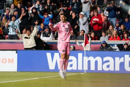 لاعب كرة القدم لويس سواريز يحتفل بتسجيل هدف لإنتر ميامي